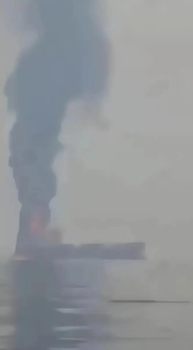 伊朗宣布关闭海峡后，立即出手：悬挂帕劳国旗的天光号油轮在阿曼穆桑达姆海岸附近5海