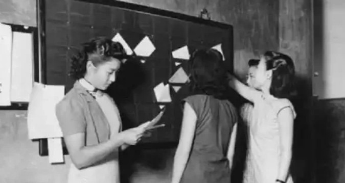 1951年，国民党女特务王化琴，被解放军战士押往刑场，准备执行枪决，也就是在这时