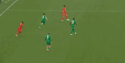 是不是特想念马宁来吹罚比赛！这李海新就是来和稀泥的！从比赛开始就放纵球员的犯规，