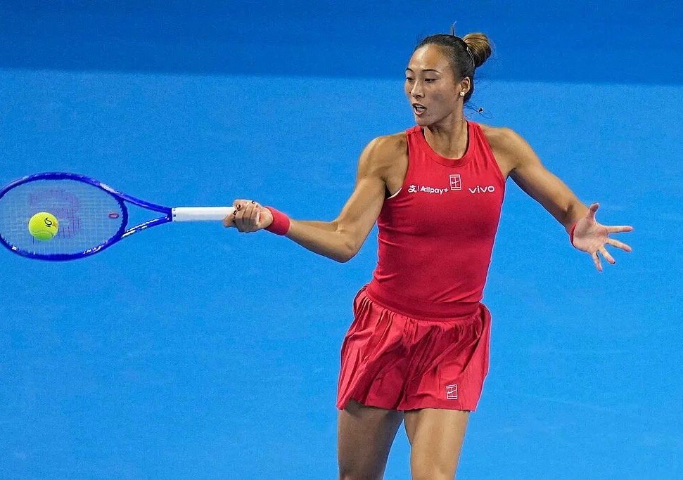 #郑钦文排名#郑钦文闯入中网决赛，即时排名升至第28位，从54位飙升26名，重回前30。曾因伤病跌至