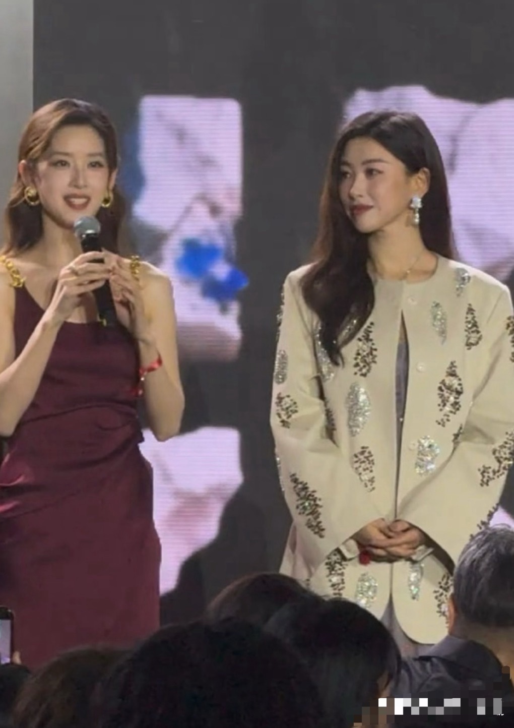 章泽天朱珠同框。奶茶妹妹单看的话，感觉好像没有明星那种惊艳的美，但是她同框居然没