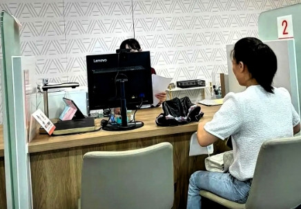 武汉一位女士请客吃饭时碰上蹊跷事。她花4700元在餐厅买了两瓶飞天茅台，特意和老