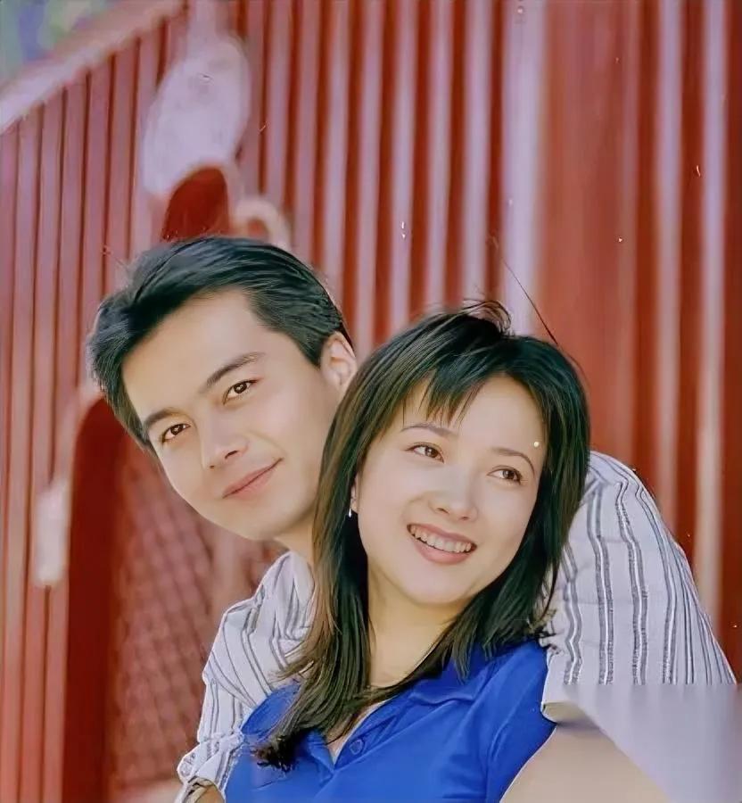 北京寒雪藏着多少秘密？24岁小伙抱骨灰盒背影让人心酸谁能想到，这场告别后