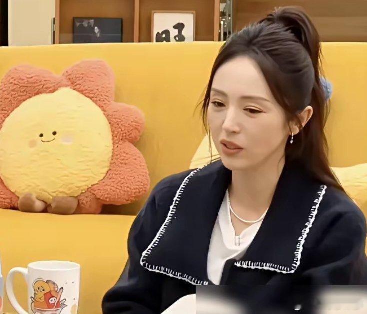 董璇在节目里聊到小酒窝将来可能出国读书，眼眶一下就红了。她说自己生得晚，得来不易