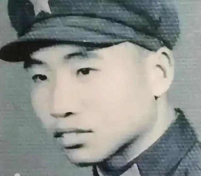 1984年，战士李陶雄中枪牺牲，然而就在安葬途中，尸体竟然两次掉落，这瞬间让护士