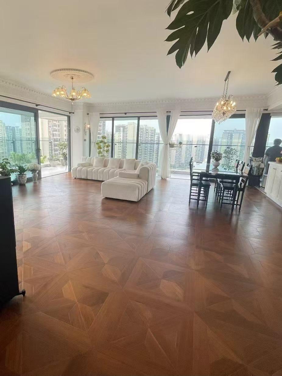 奶奶进门就骂。新房装修好了，家里亲戚高高兴兴来燎锅底，奶奶一进门就骂，说难看的