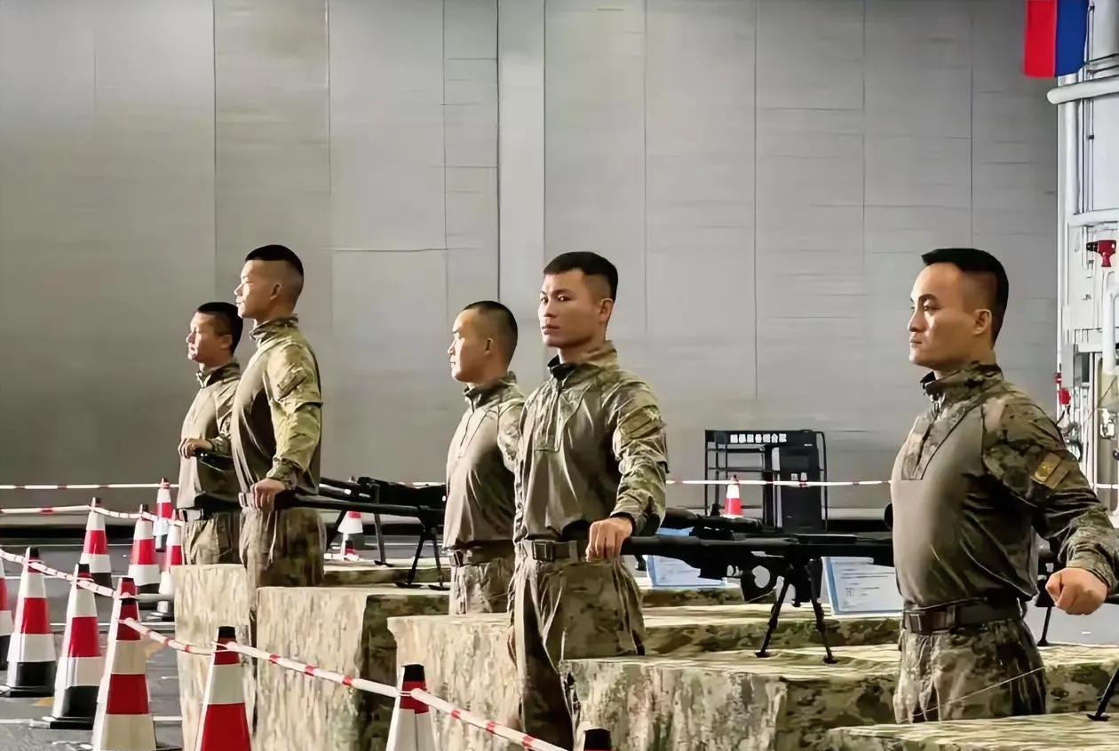 就一个不起眼动作，诠释了何为子弟兵！山东舰的的枪械展示区，这群战士们，齐刷刷的
