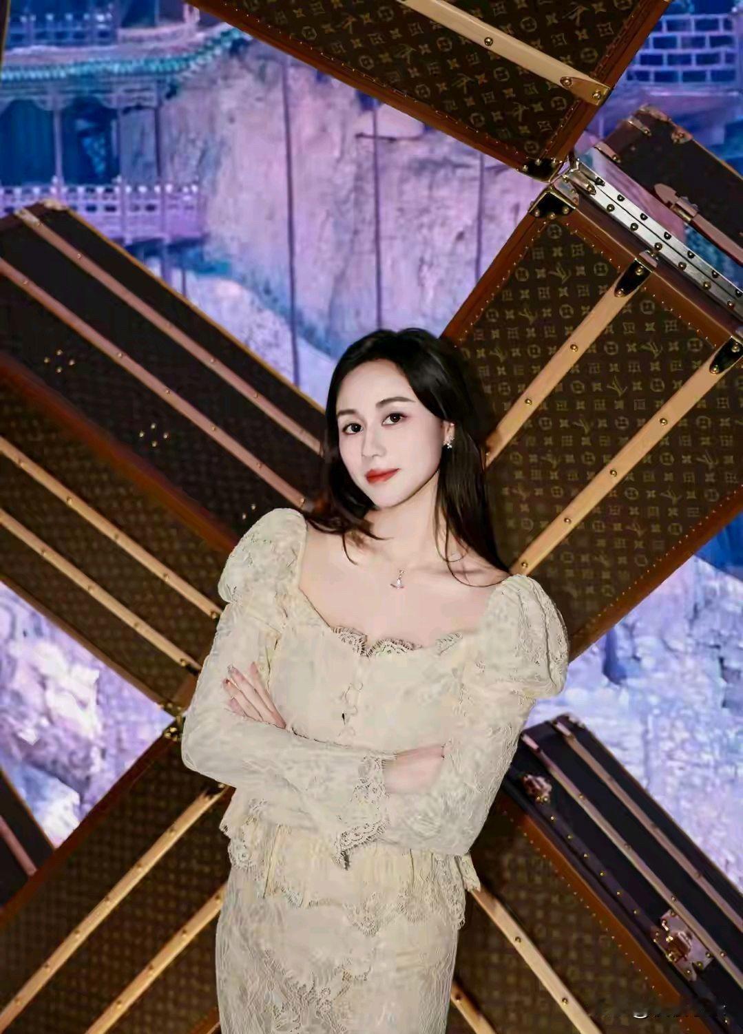 何超欣和母亲成功登上路易号，四太梁安琪年轻气质和女儿玩得开心！[吐舌头眯眼睛笑][烟花][
