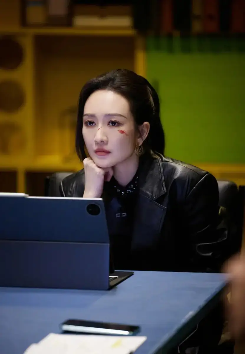 王鸥一身黑衣飒爽帅气脸上化擦伤妆楚楚可怜