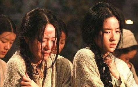 金主释放赵构的母亲韦氏南归。钦宗赵桓跪在车前，哭着哀求说：请回去后告诉九弟，只要