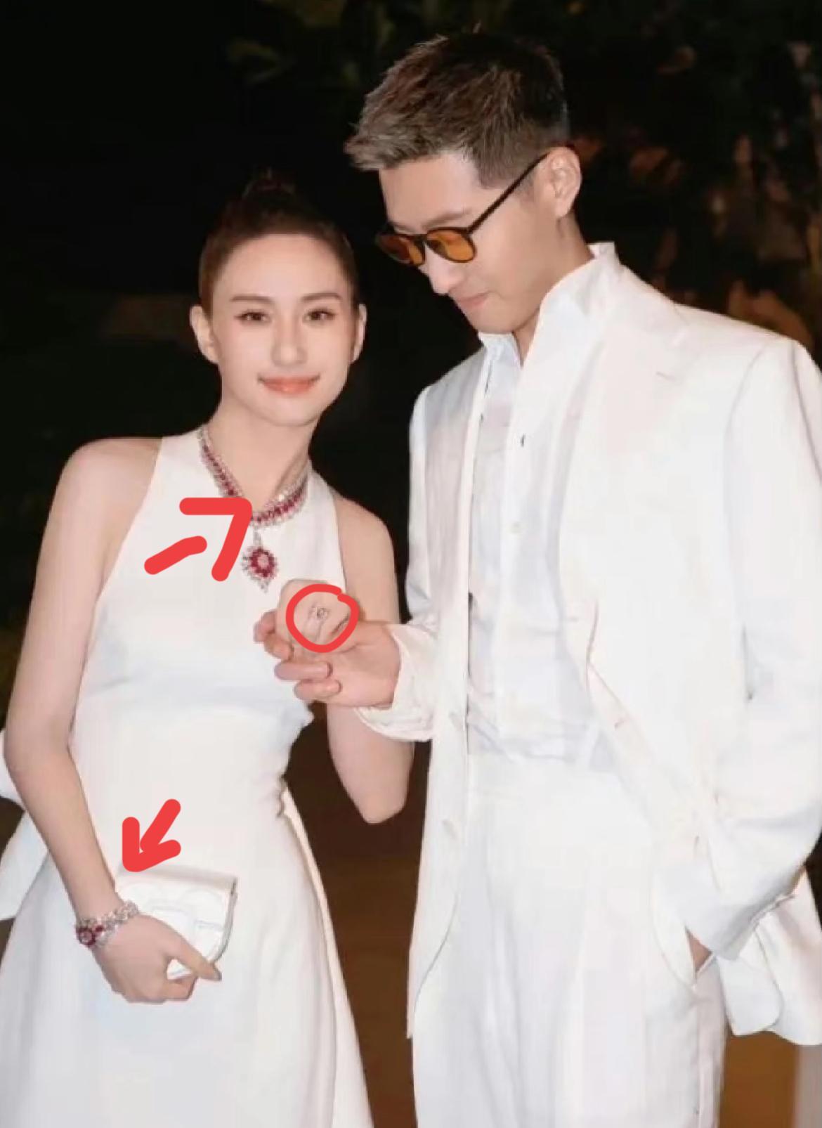 窦骁实惨！结婚时送价值3000万钻戒，被嘲磕碜全因何超莲手上还带着价值上亿