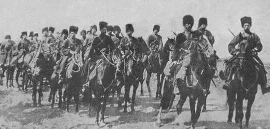 1900年7月，沙俄趁大清无力北顾，出兵17万侵入了大清东北地区，驻扎在东北的9