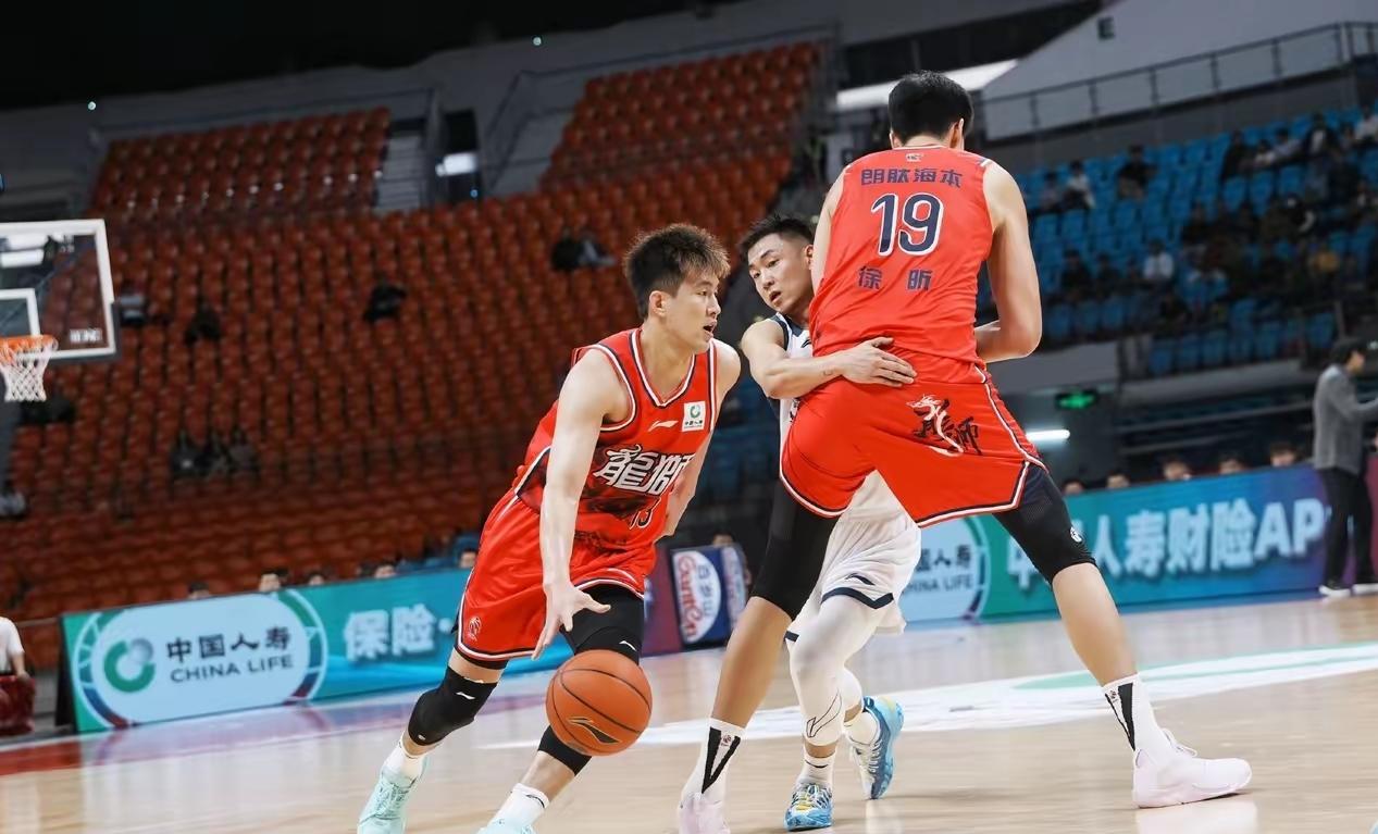 广州龙狮真是太惨了。CBA第二阶段刚开始，广州队就损失了两个大将。郭艾伦一次