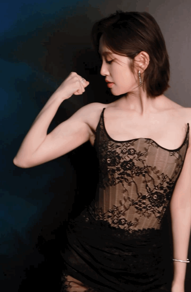 唐艺昕秀手臂肌肉唐艺昕手臂肌肉线条上一秒还是乘风舞台上的软糯豆包，下一秒就亮出