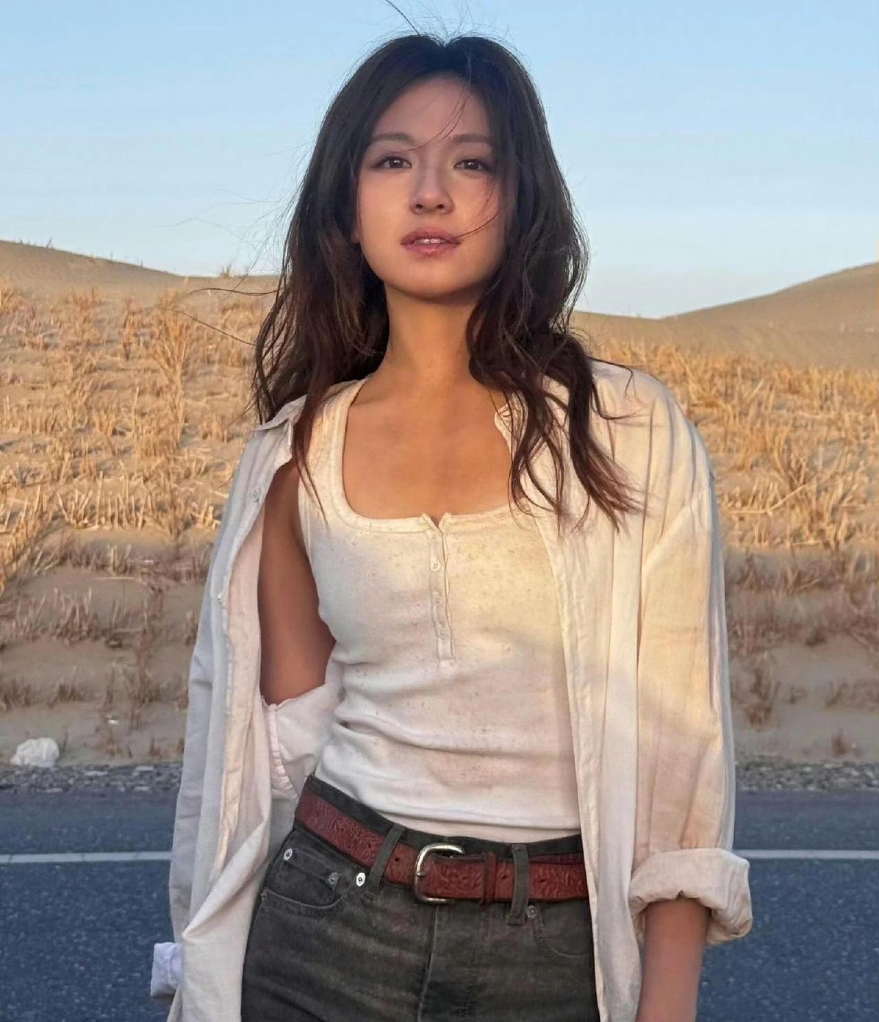 现在的女装真的越来越差劲了！李兰迪晒了一组美照出来，然而大家的关注点却都在李兰迪