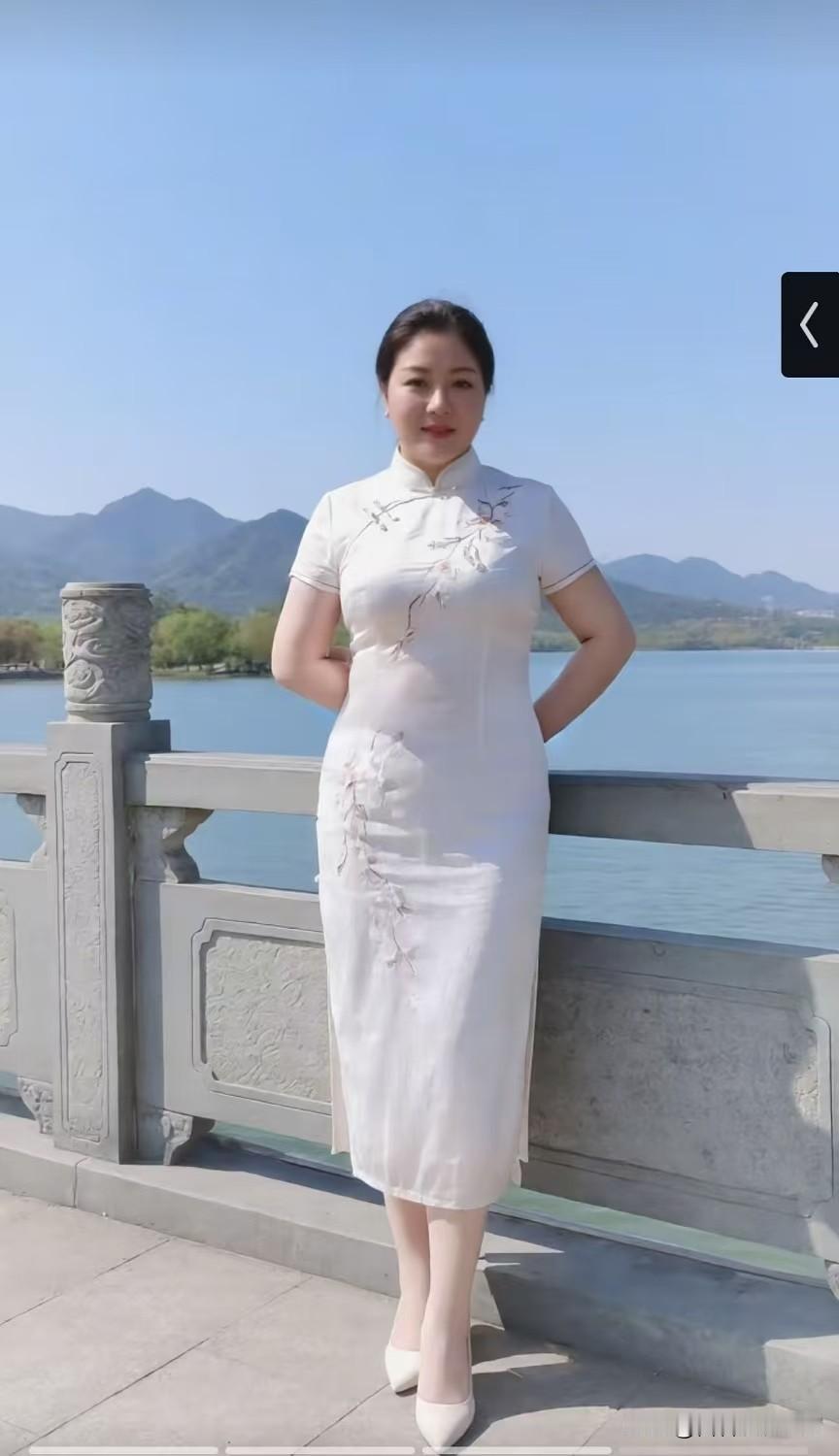 柳梢青·桥畔玉姝远岫含青，平湖凝碧，风拂长亭。素绣旗袍，身姿温婉，静立栏