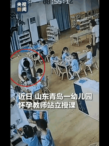上新闻了！山东青岛的幼儿园，怀孕老师正在给小朋友讲课，没注意有一个小女孩突然离开