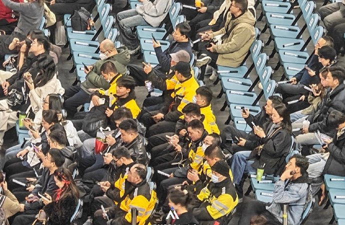 潘玮柏演唱会观众席惊现外卖大叔！此前直播饿到差点自曝酒店地址，喊话粉丝快送外卖面