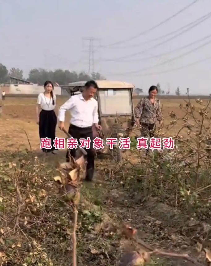 山东33岁老实小伙相亲火了，一眼相中长相清秀高挑的姑娘，特意穿西装拎礼品上门拜访