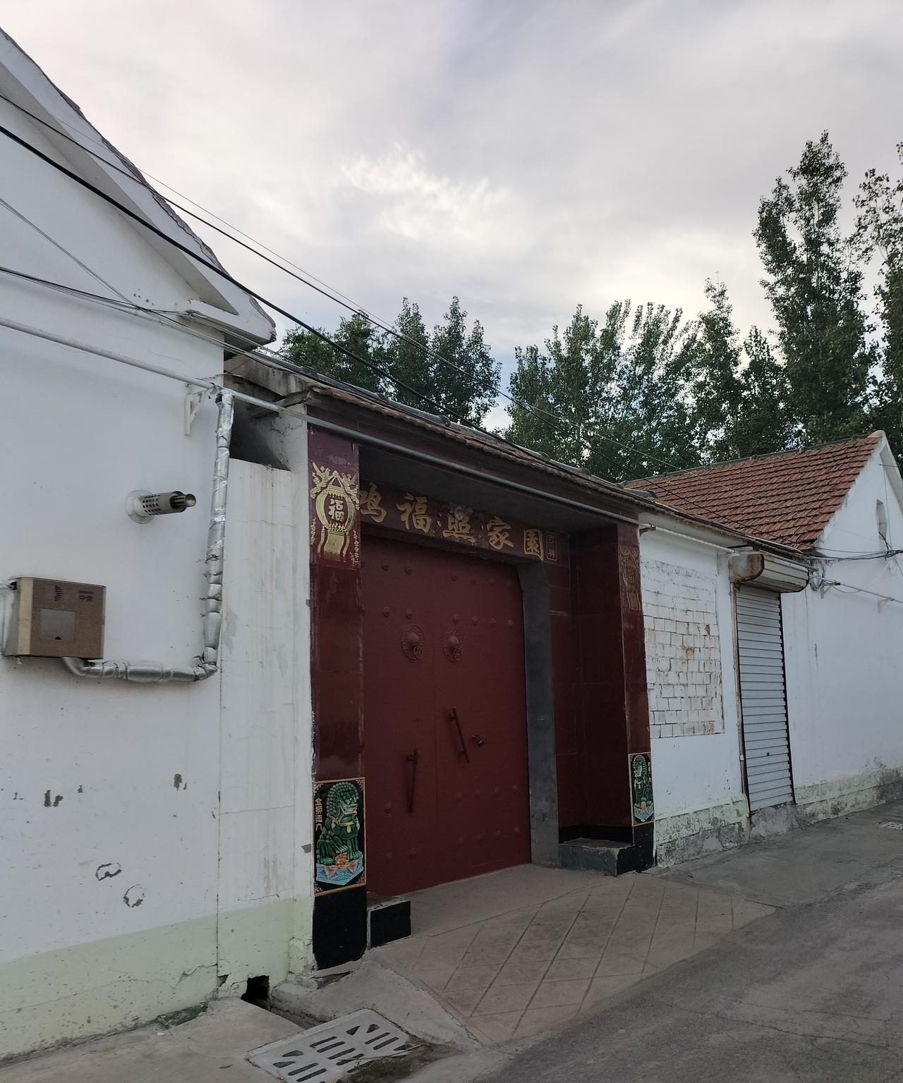 下午五点多路过一村庄，安安静静，没有往昔村庄的鸡鸣狗吠，街上空空荡荡没有一个人，