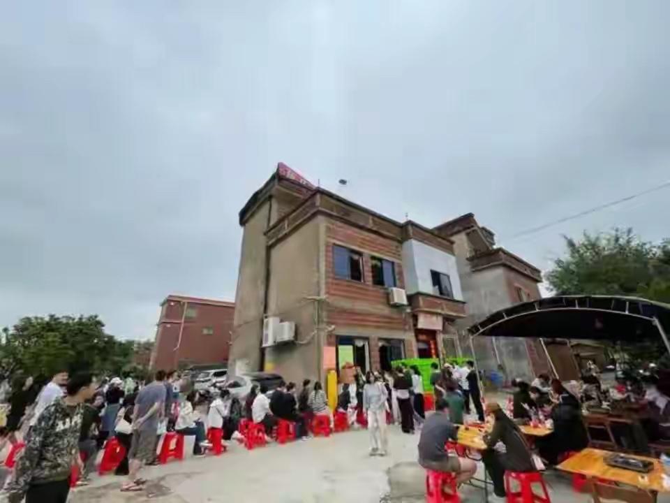 政府连夜帮他修了个停车场接住这波躲出来的“泼天富贵”一家拼命躲着网红、躲着流量