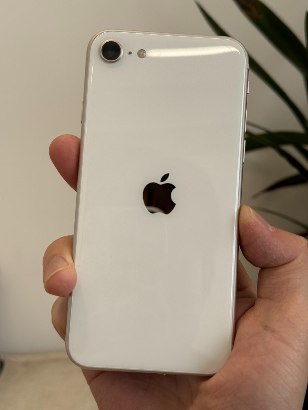 2026年用iPhoneSE3，依然是小屏党最舒服的选择。4.7英寸机身