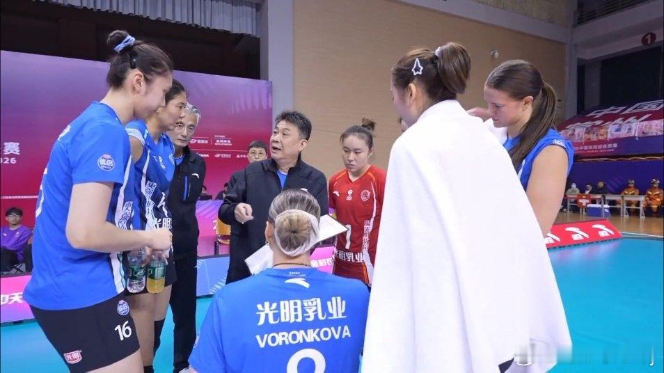 刚回看完上海3-0江苏的比赛，斌哥这个赛季真的很可能夺冠，两大外援很抢眼。上海女