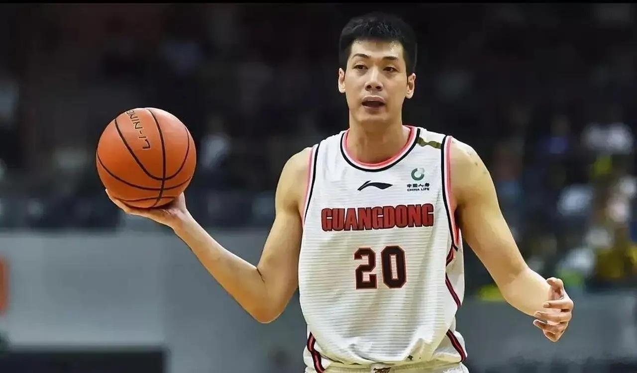 陈海涛调整教练组！近期，任骏飞不仅回归广东男篮，而且还重返助理教练的岗位！不过对比之前，任骏飞当前的