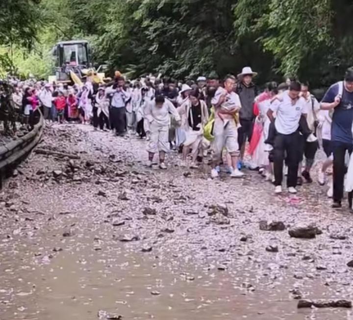 刷到2026年7月九寨沟泥石流疏散现场真的捏一把汗！2300名游客全部安全撤离，
