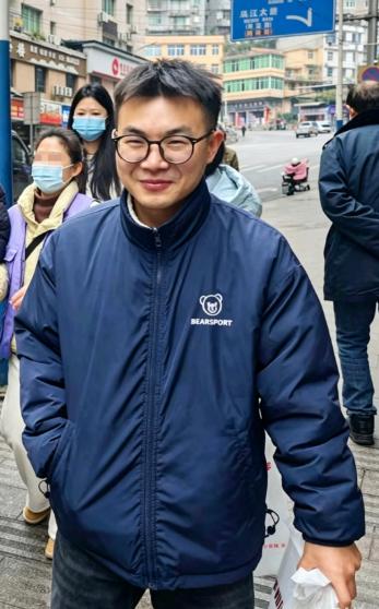 重庆彭水，00后小伙龚宝冬从西南政法大学法学本科毕业，本可以去大城市拿高薪，却选