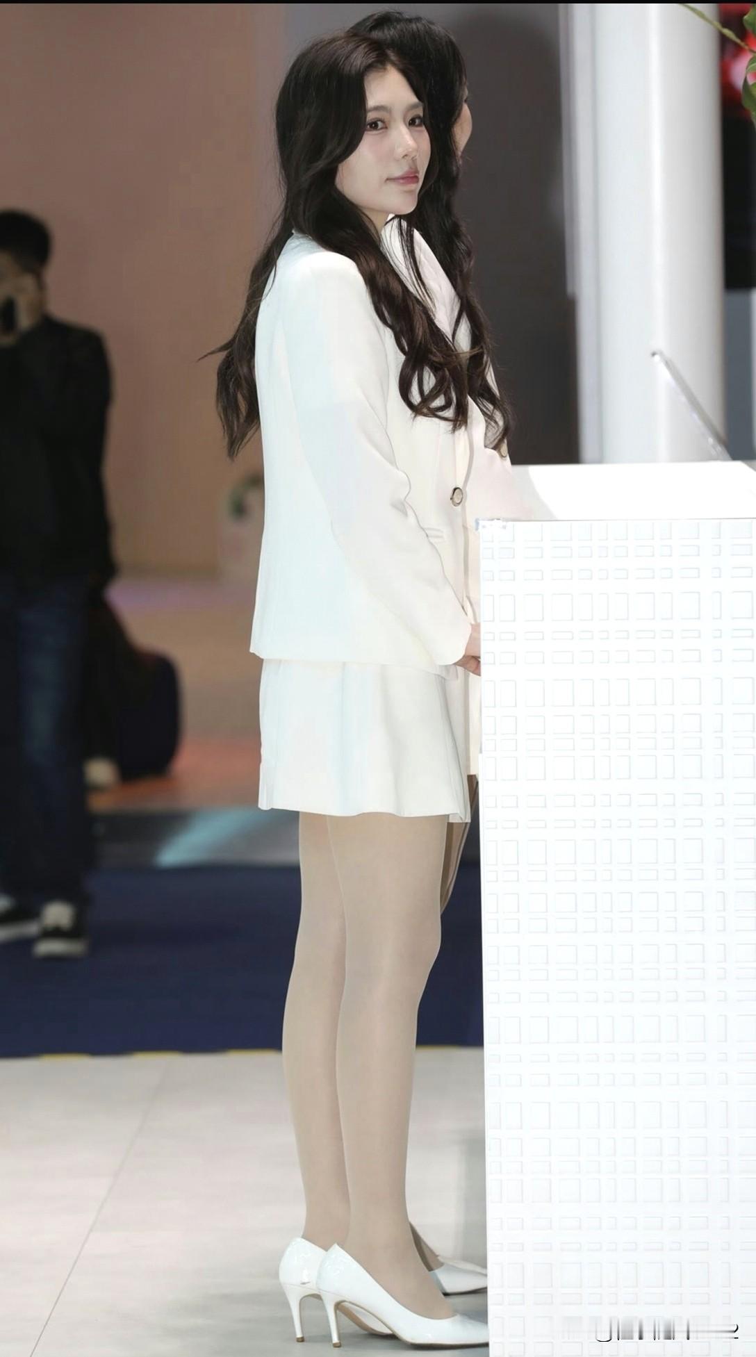 优雅白裙，气质满分，自信满满