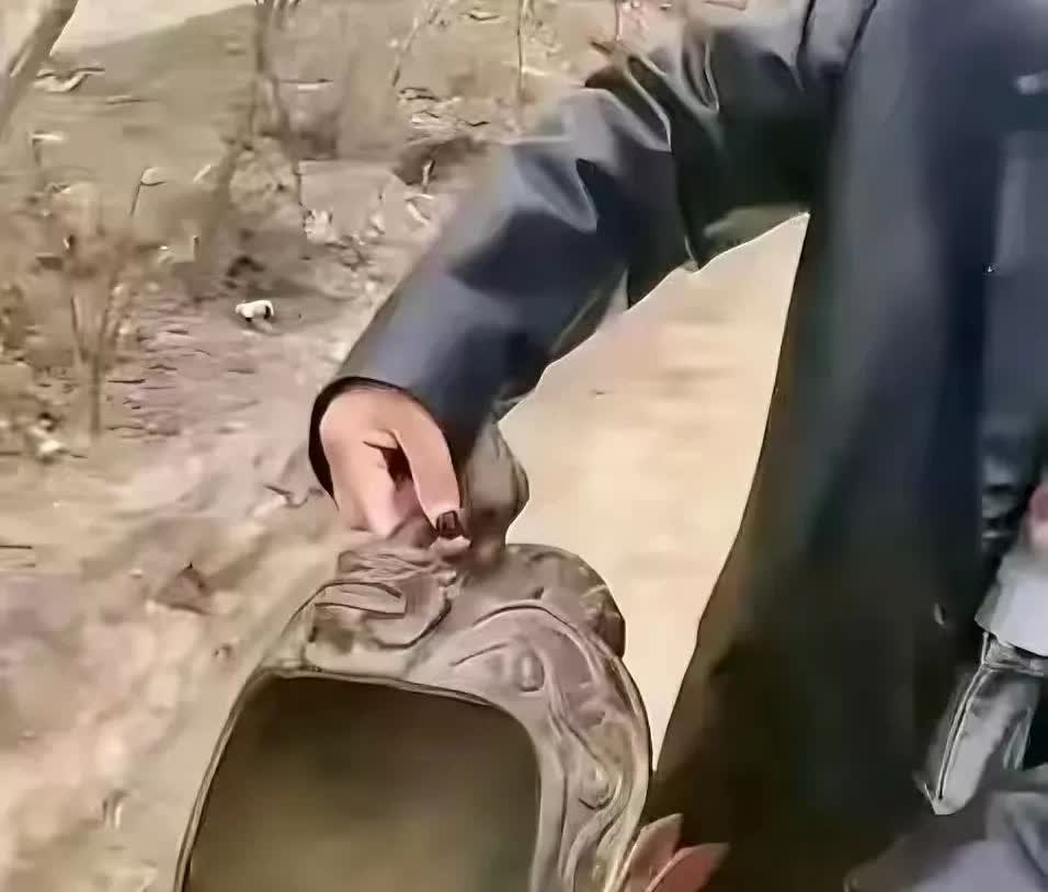山西，有一位村民在山上挖药材，意外的在半山中发现了一顶头盔，这顶头盔重约四五斤，
