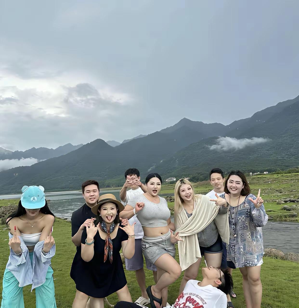 都成双成对的去旅游，你一个单身凑什么热闹[吃瓜][吃瓜][吃瓜]