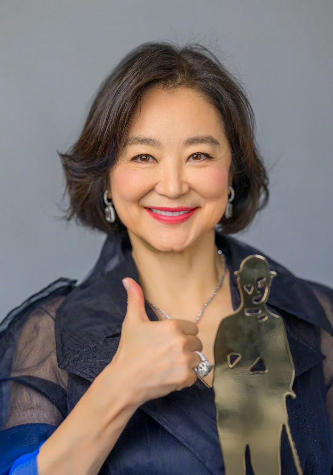 "最是人间留不住，朱颜辞镜花辞树！"王国维这句诗，年轻时读只觉得美，如今再品