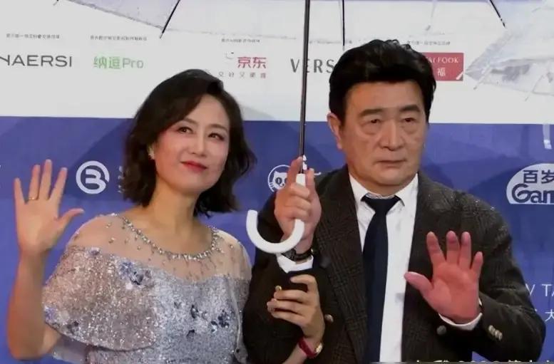 北京电影节镜头扫过，71岁周里京和吴玉芳并肩，我瞬间认出高加林和巧珍。198