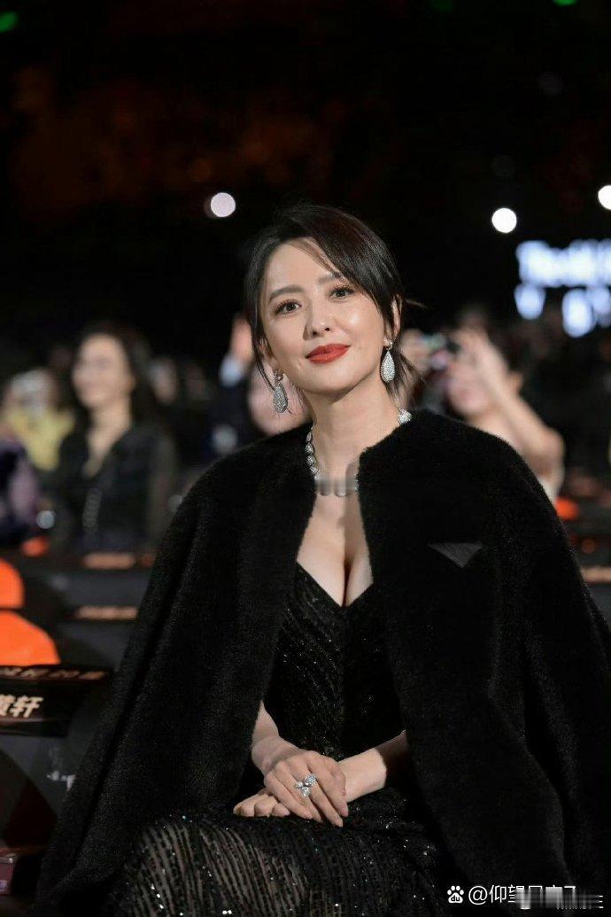 佟丽娅越来越丰腴迷人了，皮肤又白又嫩，这状态绝了