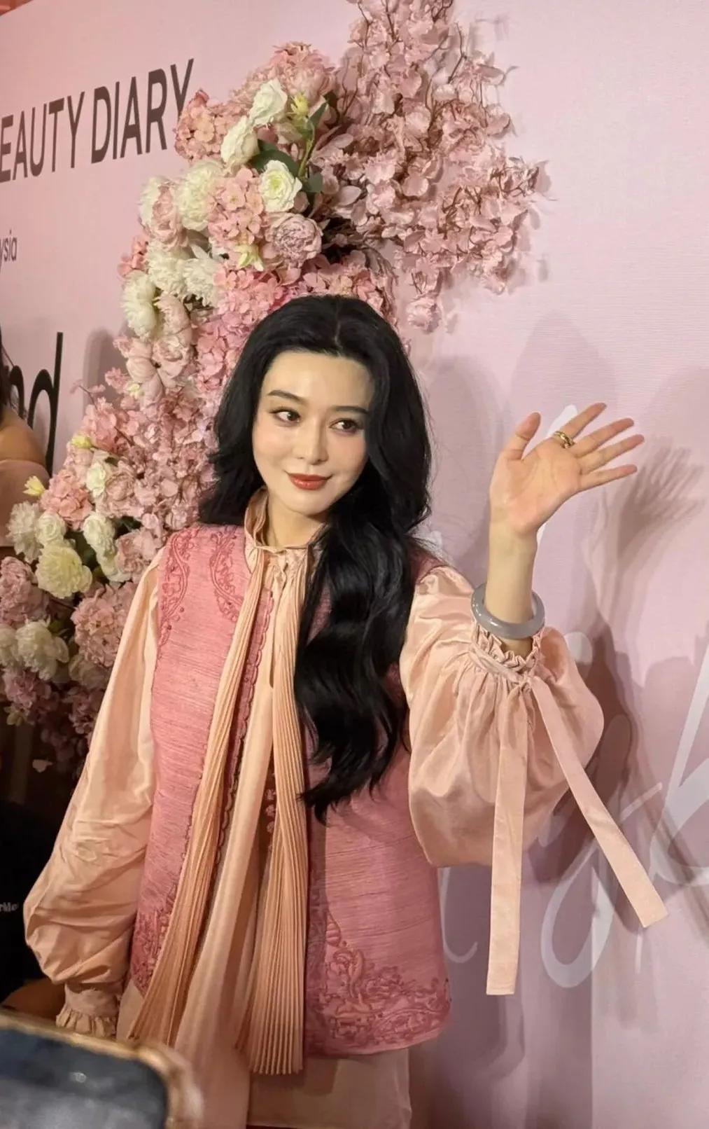 范冰冰在马来西亚的新店隆重开业，吸引了无数目光。活动现场热闹非凡，范冰冰以一