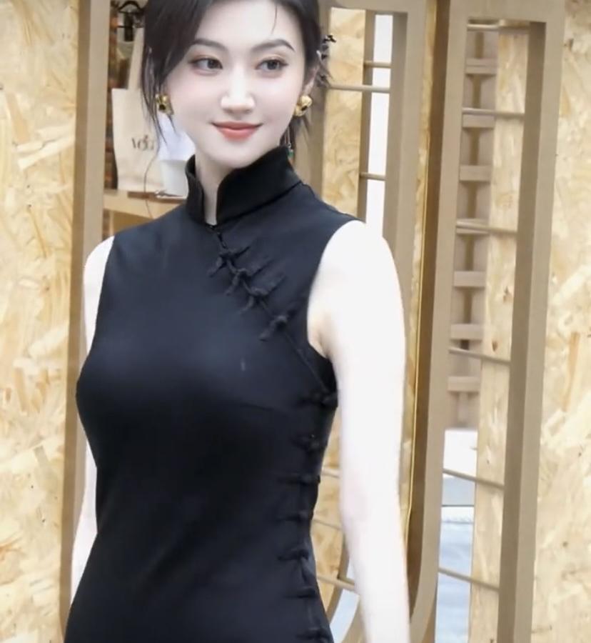 景甜这朵“人间富贵花”，穿黑色旗袍时那叫一个绝美。2025年5月16-17