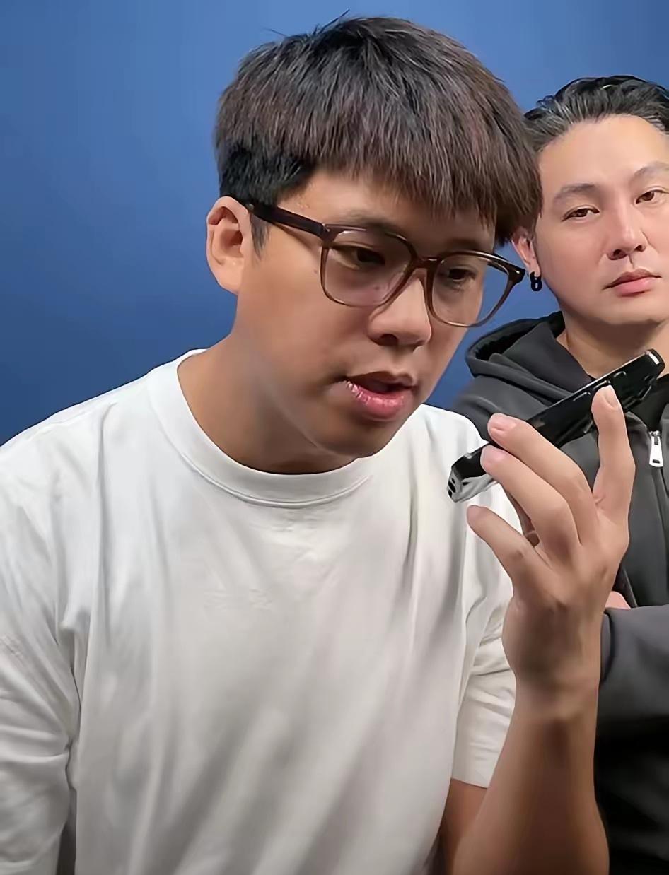 葛斯齐与湾湾博主建国闹掰。网友表示终于看到这两个人掰了。当初他们俩合体直播的动
