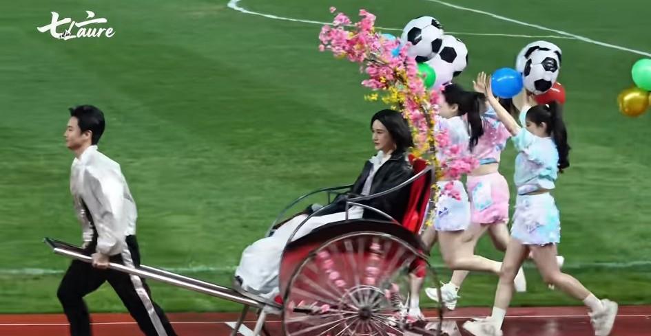 看到扬州赛区尚雯婕的出场方式，那些吐槽“宿迁赛区何润东出场没有骑马”的网友应该可