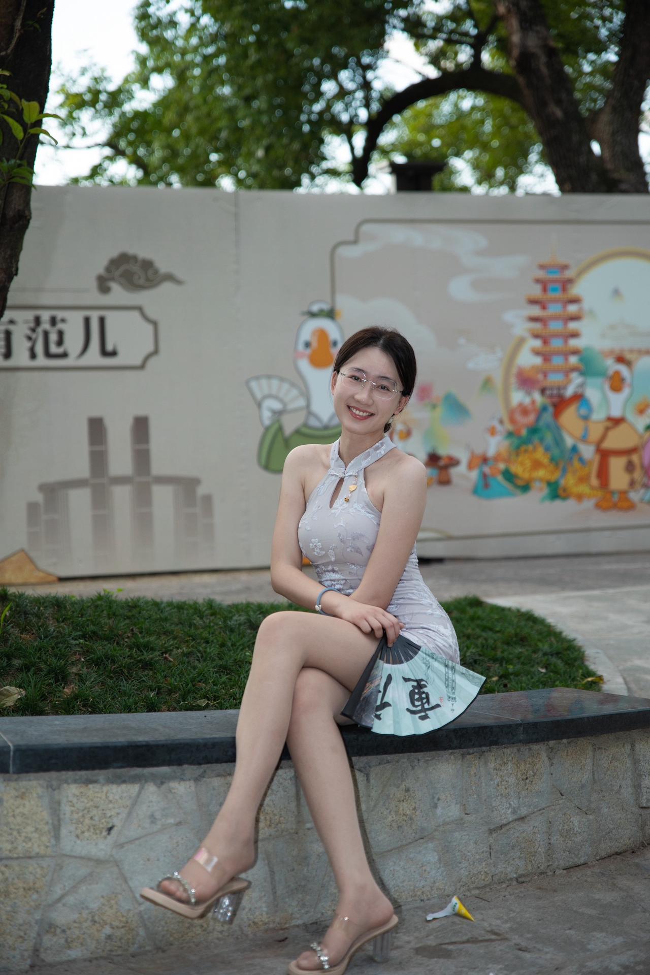 你要戴我送的项链挂我的照片，后面写上生生世世爱我永不变穿搭旗袍