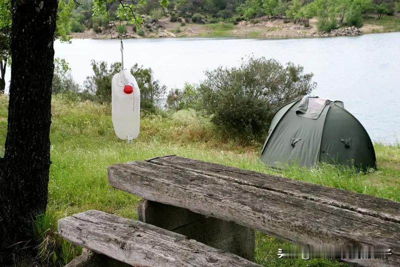 林北挑好庇护所位置开始挖洞最近七星山荒野求生赛超火，虽没专门团队、不在平台播，