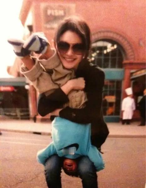 大S婚前就特别喜欢孩子，常常抱着姐姐家的孩子疼爱不已。据说她当年吸金能力极强，赚