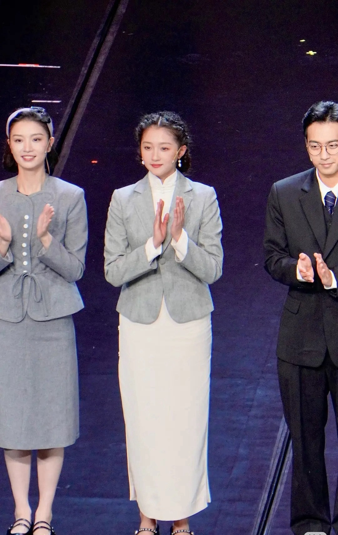 第一次直观的感受到，原来骨架大这么明显，关晓彤真的好壮啊