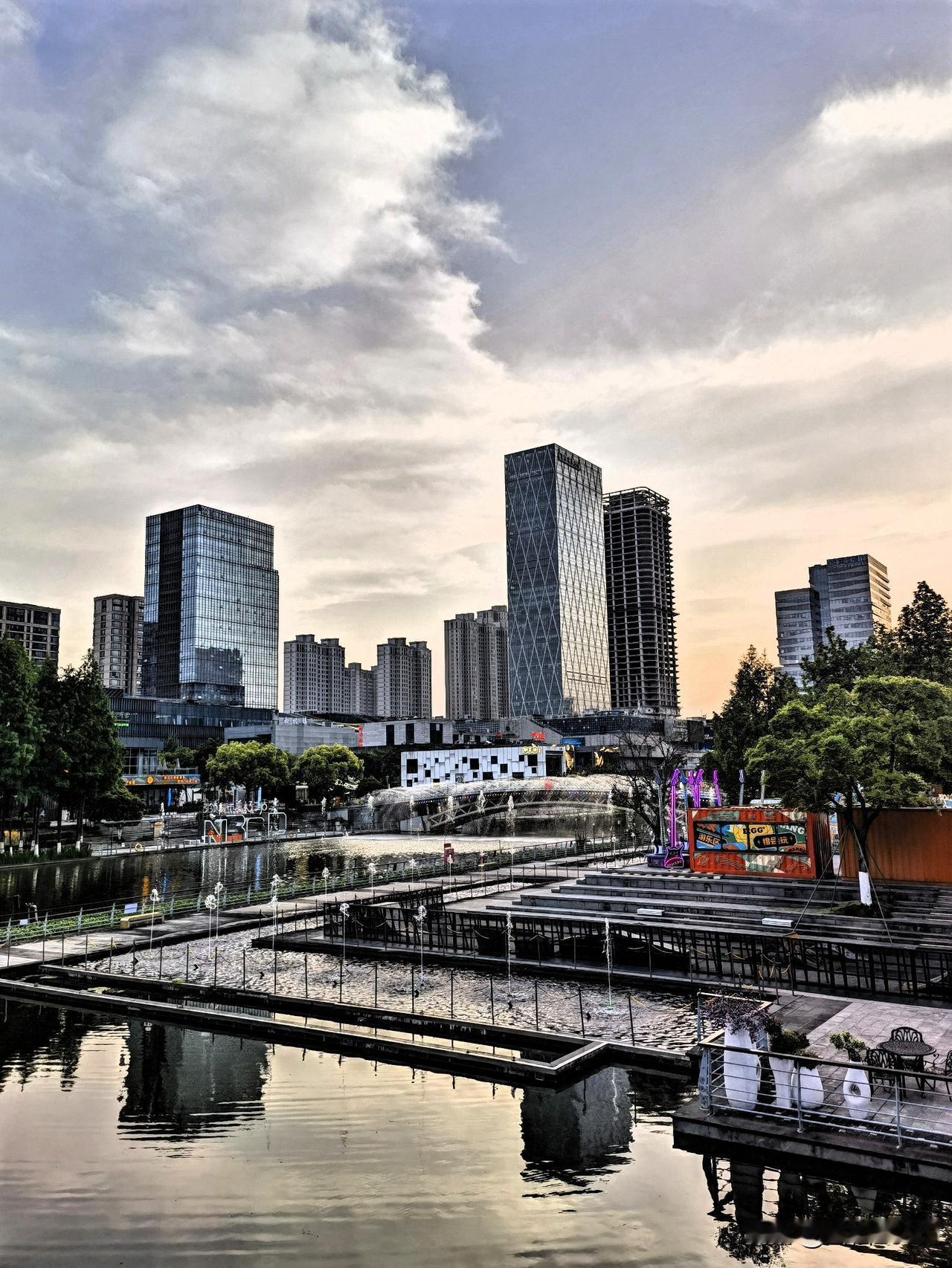 宁波海晏北路上的暮色美景从宁波市民广场转身，便走进了文化广场，同一条河，同一