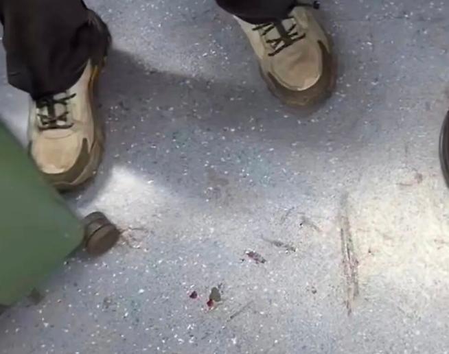 地铁内男子的拉杆箱不断有血渍渗出，男子拿着纸巾疑似在擦拭血渍！官方公布调查情况。