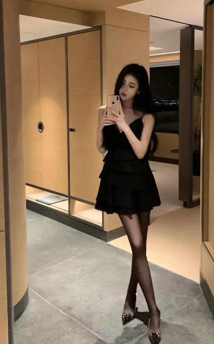 今天又是大太阳的一天，这身打扮是不是很吸睛？男朋友不让我这么穿出去，拍照片，臭