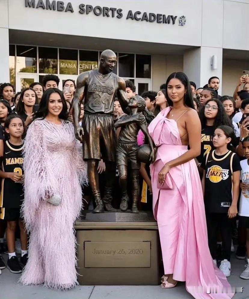 瓦妮莎和娜娜！！曼巴体育学院揭幕科比和吉安娜雕像！今日，瓦妮莎和大女儿娜塔莉