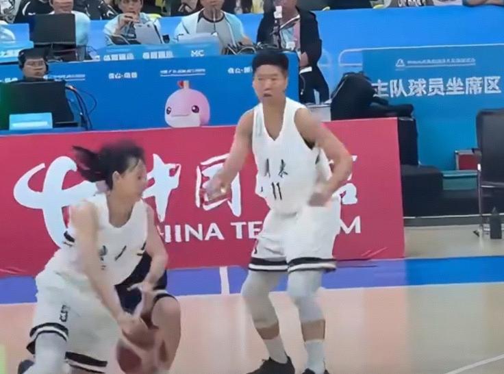 苗立杰点评一针见血！四川女篮坐拥李梦、韩旭、刘禹彤豪华阵容，却输给广东。李梦急得