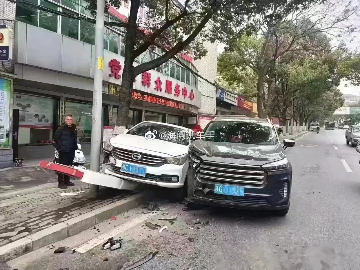 俩车相撞~~~这俩车怎么开才能撞成这样呢？？？#海阔试车超话#​​​